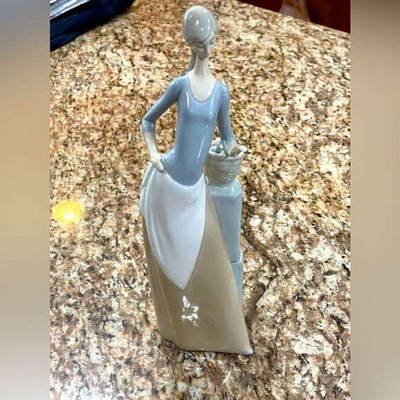 Vintage NAO by Lladro Handmade Porcelain Figurine - Elegant Woman with Basket” - Picture 1 of 4